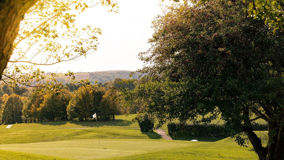 asaguestfr's tweet image. Une partie de golf ? 🏌️‍♀️

Situé au pied du golf de Saint-Omer,  profitez de 20% sur le green fee avec #asaGuest !

Vous pourrez aussi vous prélasser au Spa en accès libre 🤩 

Pour réserver, c'est juste ici bit.ly/3Fhdv9g 🌞

#sejourfrance #tourismedurable #golf