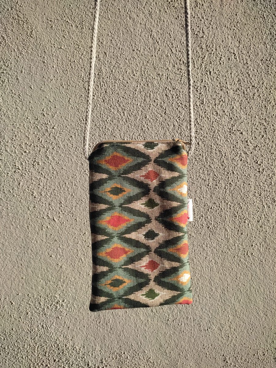 saumavel_'s tweet photo. ÈTNIC: 
- Bolso petit
- Moneder
- Clauer
- Lanyand pel mòbil

#saumavel #fetamà #handmade 

#cosirmola #tela #diy #etnic #bolso https://t.co/bTMGIit2DA