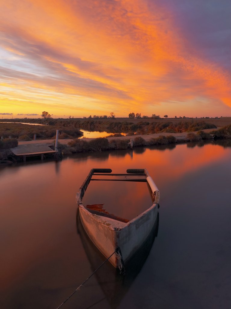 Aquest matí hem tingut una albada colorida al cementiri de barques del Port de l'illa de mar (Delta de l'Ebre)
<a href="/catexperience/">Catalunya Experience</a> <a href="/terresebretur/">Terres de l'Ebre</a> <a href="/SocEcoturista/">Ecoturisme Catalunya 💙</a> <a href="/TurismeLaRapita/">Turisme la Ràpita</a> <a href="/lampollaturisme/">ampollaturisme</a> <a href="/TurismeDeltebre/">Descobreix Deltebre</a> <a href="/PDE/">Defensa de l'Ebre</a> <a href="/visitcatalonia/">Visit Catalonia</a> <a href="/turismecat/">Turisme</a> <a href="/OMSYSTEMcameras/">OM SYSTEM Cameras</a>