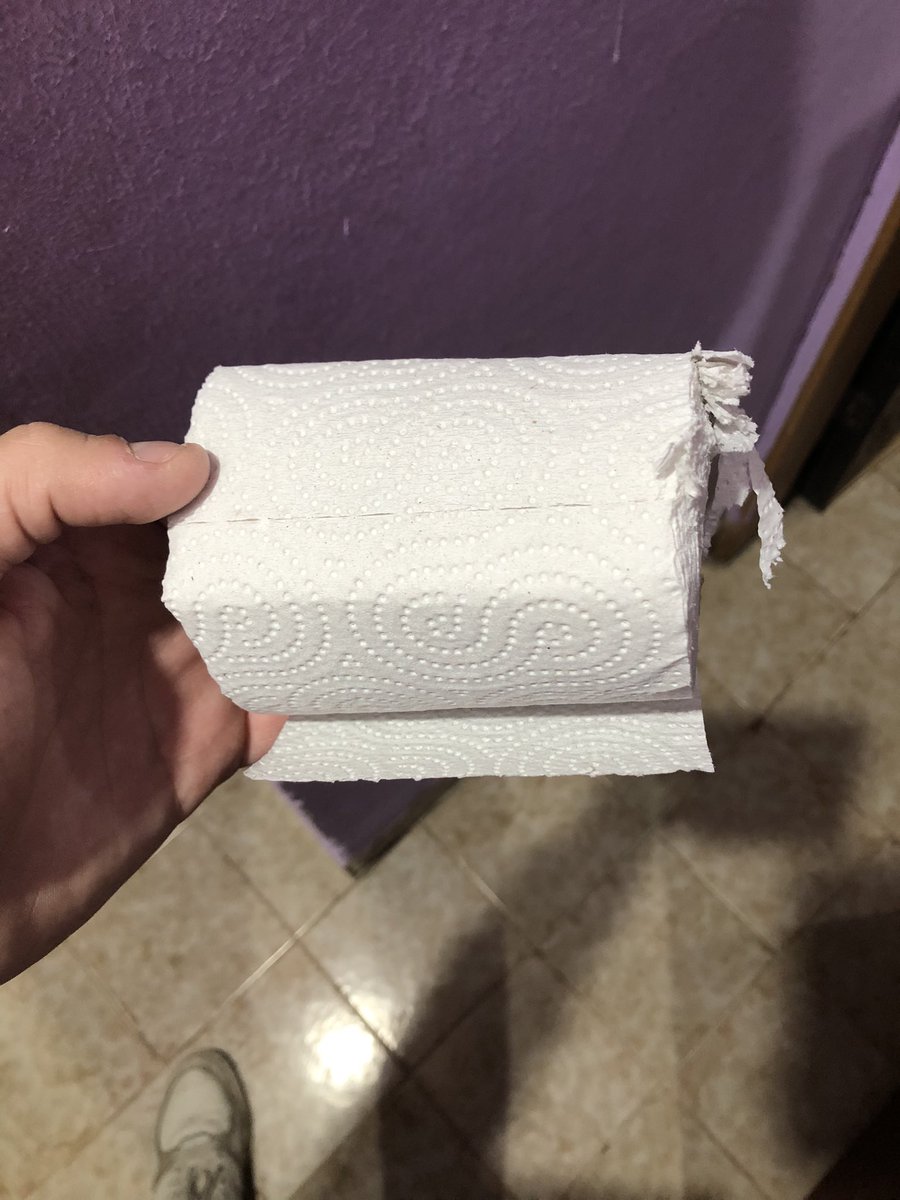 MaxiiMolinas's tweet photo. Momentos que mantienen humilde a mi familia: 
Mi vieja dijo que el papel higiénico estaba re caro entonces COMPRó SERVILLETAS Y LAS CORTÓ A LA MITAD fsgjwbrvkd
El culo como una lija https://t.co/gBBJ8UdDrz