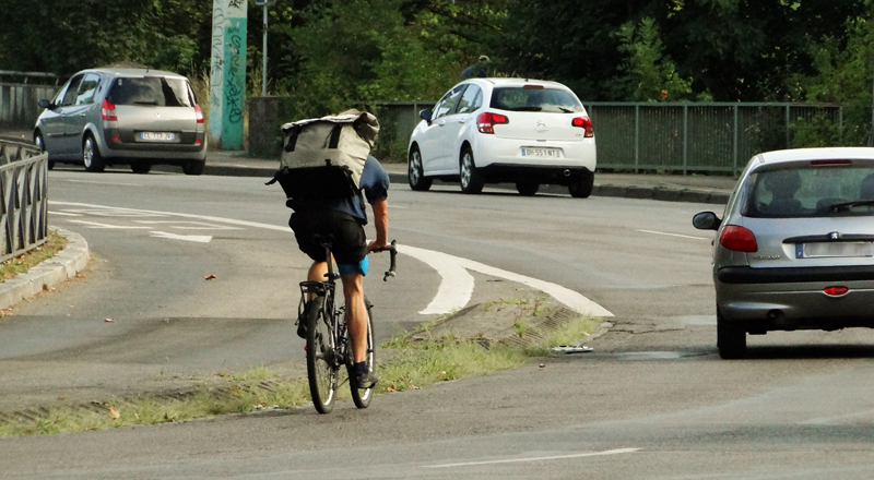 FUB_fr's tweet photo. [Actu🔎] Le ministre de l’Intérieur a annoncé sa volonté de détricoter le permis à points. Alors que les personnes roulant sur les routes de campagne sont les principales victimes de la route, ce recul pose un risque sur les cyclistes. La réaction FUB 📷 https://t.co/fzu7H3Cwpi https://t.co/KVkbqG8UCX