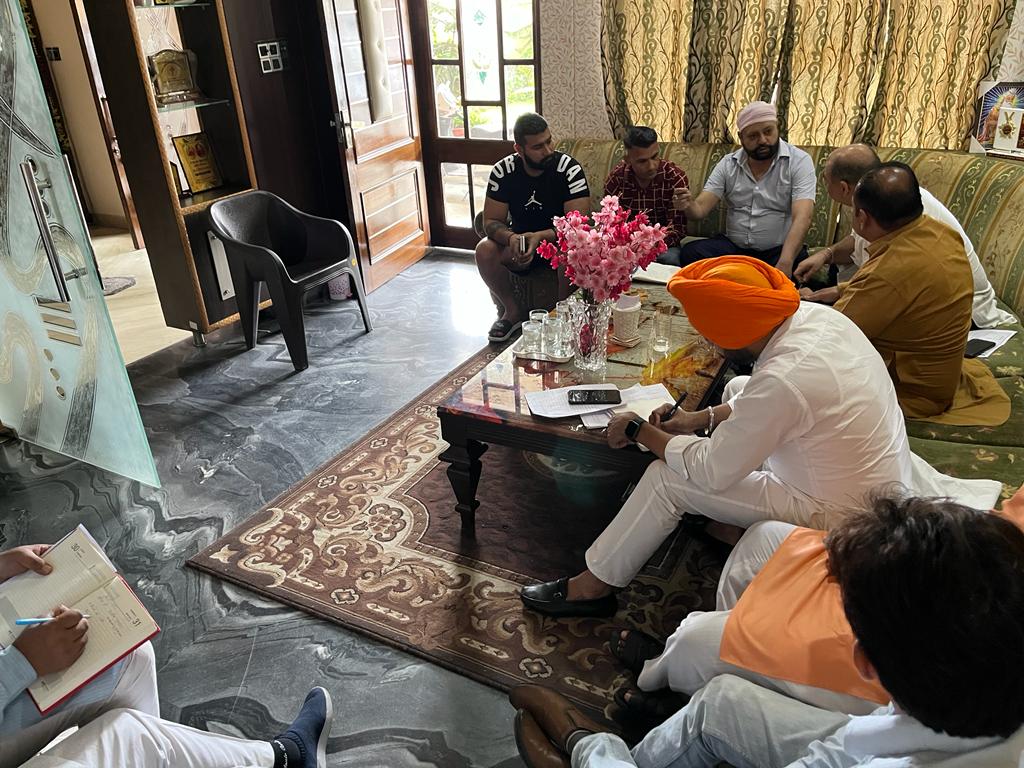 chakusameer's tweet photo. इस बैठक में @BJP4Chandigarh टीम के प्रदेश सचिव डा. हुकुम चंद सरपंच जी, @TajinderSTS, जिला अध्यक्ष @Ravipathaniachd, जिला अध्यक्ष व पार्षद @rajinders4bjp, जिला सोशल मीडिया संयोजक @chakusameer ने जलंधर मंडल 5 के शक्ति केंद्र प्रमुखों से चर्चा की। https://t.co/W3wXdLxxVS