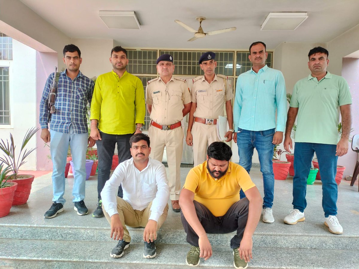 सीआईए स्टाफ प्रथम भिवानी ने रोहतक से प्रतिबंधित नशीली दवाइयां लेकर आ रहे दो आरोपियों को किया गिरफ्तार।

पुलिस टीम के द्वारा गाड़ी को पुलिस कब्जे में लेकर गाड़ी से 10 बोतल ONEREX की व 1.100 किलो ग्राम ONEREX किया बरामद। <a href="/anilvijminister/">Anil Vij Ambala Cantt Haryana, India</a> <a href="/police_haryana/">Haryana Police</a> <a href="/igrohtak/">IG , Rohtak Range,Rohtak</a>