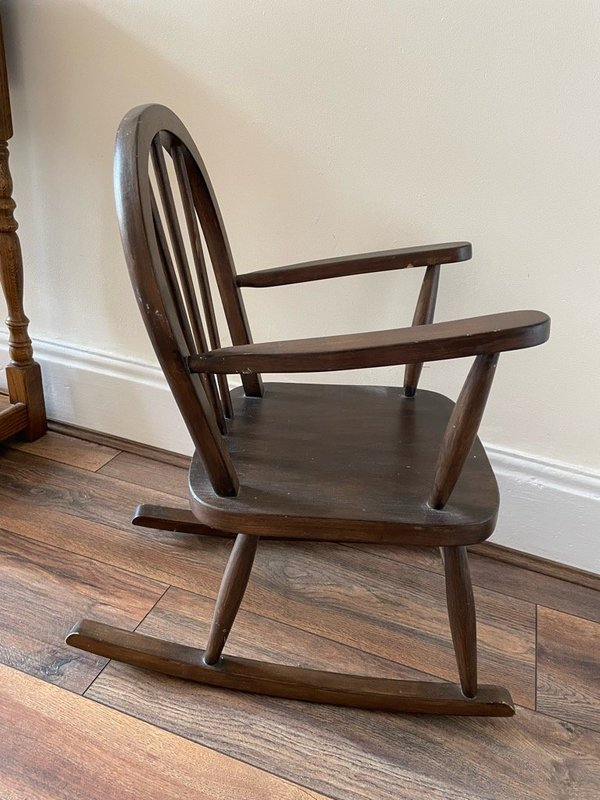 OFFER: Child rocking chair (Criccieth LL52) ilovefreegle.org/message/990175…