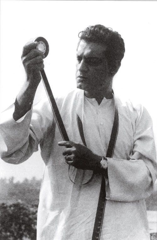 'One quality which is sure to be found in a great work of cinema is the revelation of large truths in small details.'

Happy Birthday Ray💖
#SatyajitRay 102
