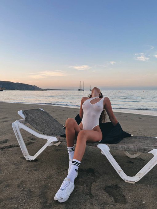 Olga Kis 💋's pics and videos FvH5q8 WwAUF0Ut jpg:small preview