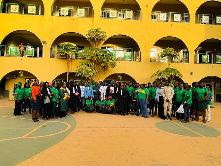 ArianneZio's tweet image. Le jeudi 27 Avril 2023, nous avons organisé un procès fictif au sein de l'université de l'Unité Africaine (UUA)/IAM. Ce fut une très belle expérience qui a suscité l'engouement pour les métiers judiciaires comme celui d'avocat et de magistrat.
#ClubDesJuristes
#UUA 
#IAM
#Droit