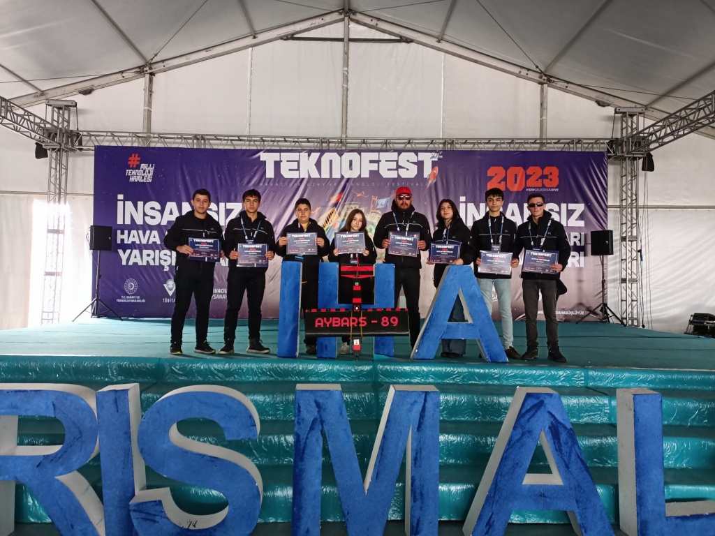 EskisehirMem's tweet photo. 📍Bursa Yunuseli Havalimanı

🛫TEKNOFEST İnsansız Hava Araçları (İHA) Yarışması  Liseler Arası Serbest Görev İnsansız Hava Aracı Yarışmasında Performans ödülünü kazanan Eskişehir Anadolu Lisesi Gökdoğan takımını tebrik ederiz.👏 https://t.co/r2hQHPuxK6