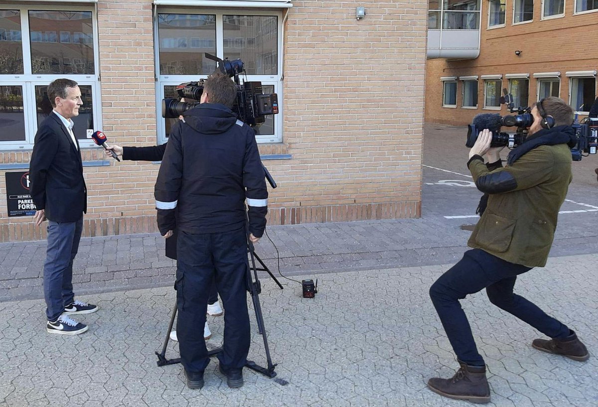 VestegnAnklager's tweet photo. Specialanklager Bo Bjerregaard giver interview til bl.a. @tv2newsdk ifm 1. retsdag i drabssagen fra Elverparken i Herlev #anklager https://t.co/MV74xDi9tf