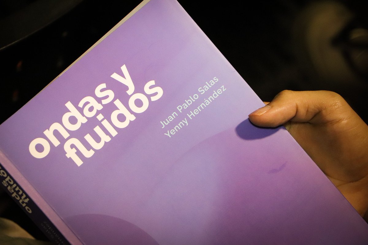 CienciasUAndes's tweet photo. Compartimos algunos momentos del lanzamiento del #libro “Ondas y Fluidos”, escrito por @YennyHernandez, vicedecana de investigaciones de nuestra Facultad y Juan Pablo Salas, egresado de @FisicaUniandes. El libro ya está disponible en la Librería Uniandes. https://t.co/f8AzgBJurM