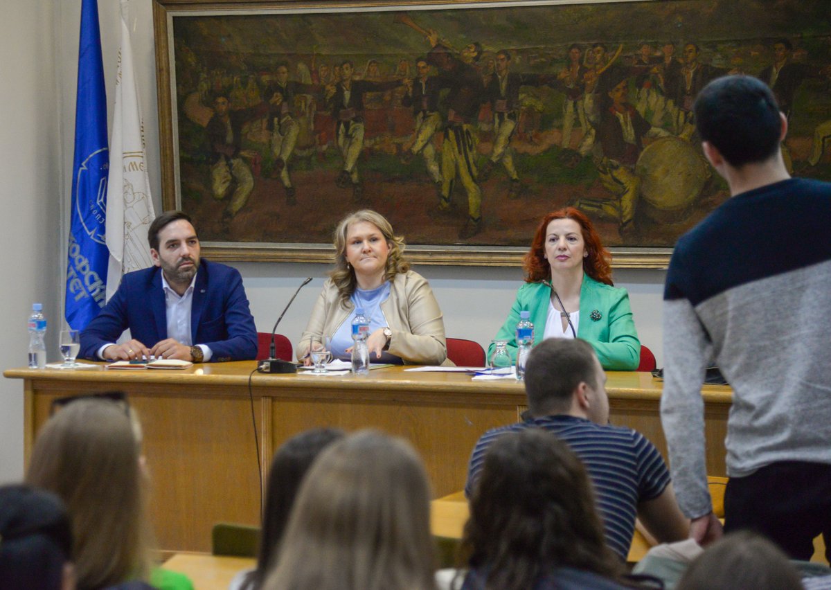 Defence_MKD's tweet photo. Денеска министерката @SlavjankaPetrov се обрати пред студентите и професорите од Филозофски факултет при Универзитетот „Кирил и Методиј“во Скопје, каде заедно дискутираа за придобивките од членството во #НАТО,инвестициите во одбраната,современите закани,сајбер нападите и др.теми. https://t.co/DHIgKE5r3G