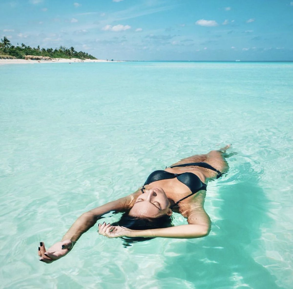 Así de hermosa luce nuestra playa, ambiente perfecto de #relajación. 

📸varaderobeach.cuba (IG)
.
.
.
#Cubatravel #Varaderotravel