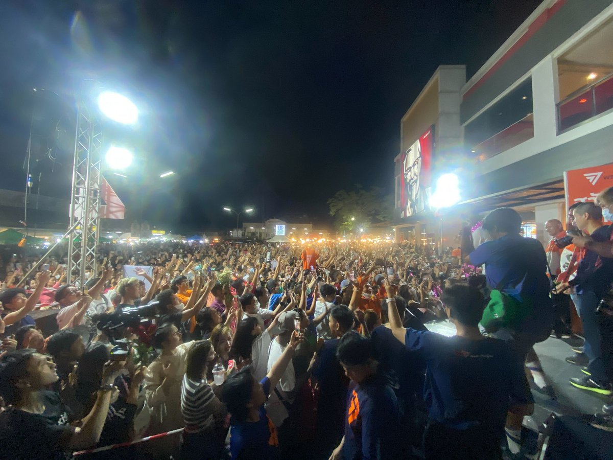 Thanathorn_FWP's tweet photo. เสร็จดีเบทมติชน รีบขึ้นเครื่องมาอุดรฯ เครื่องดีเลย์ไป 1 ชม ขออภัยทุกท่านที่มารอกันนานมาก 

ทีมงานบอกว่า แวะมาหน่อย เวทีเล็กๆ คนไม่มาก 🥹 https://t.co/qLRdf9udxH