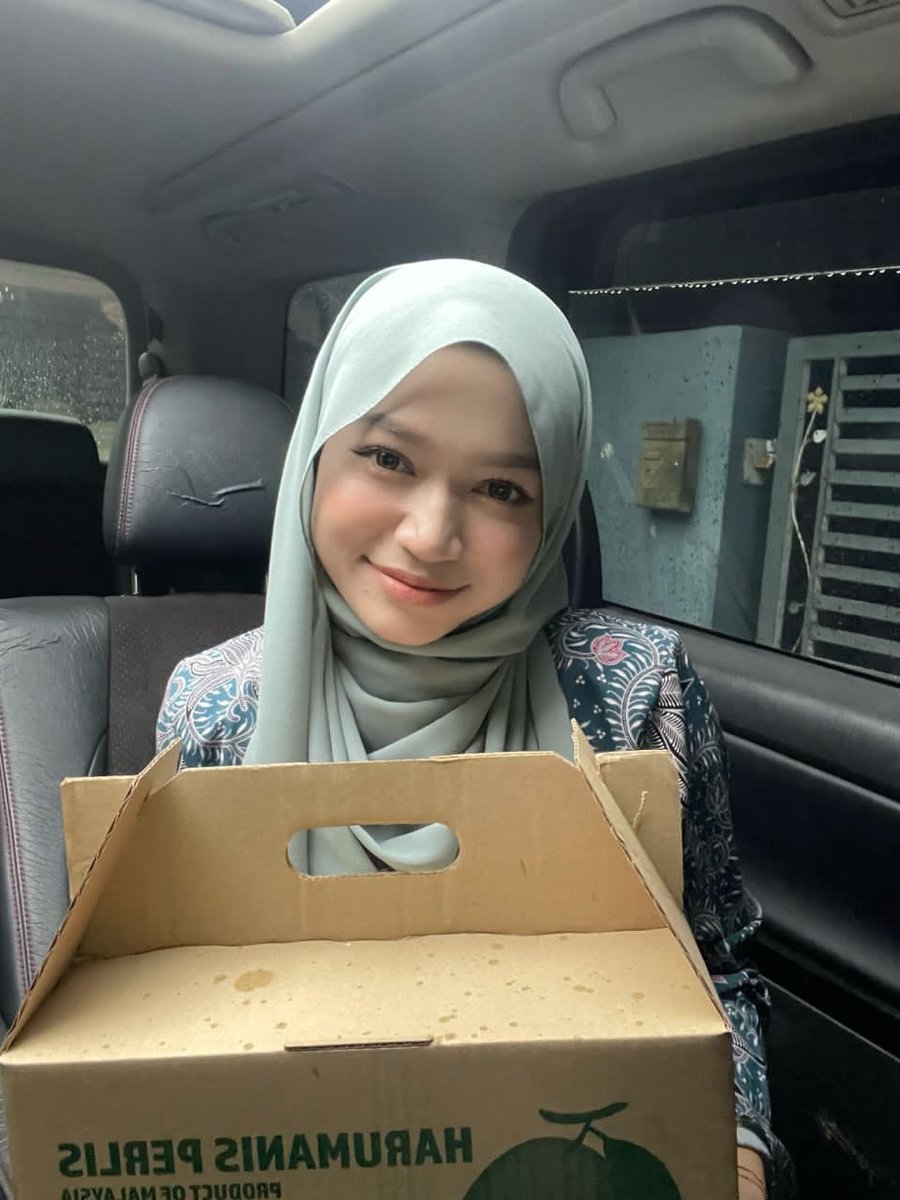 aidil_akmal97's tweet image. Tadi ada customer ni mai rumah pickup Harum Manis, lepastu mama abah cakap cantik, setuju kalau nak buat menantu.
Depa siap minta tangkap gambar dalam kereta lah risau
Mohon tolong cari sampai jumpa 😂