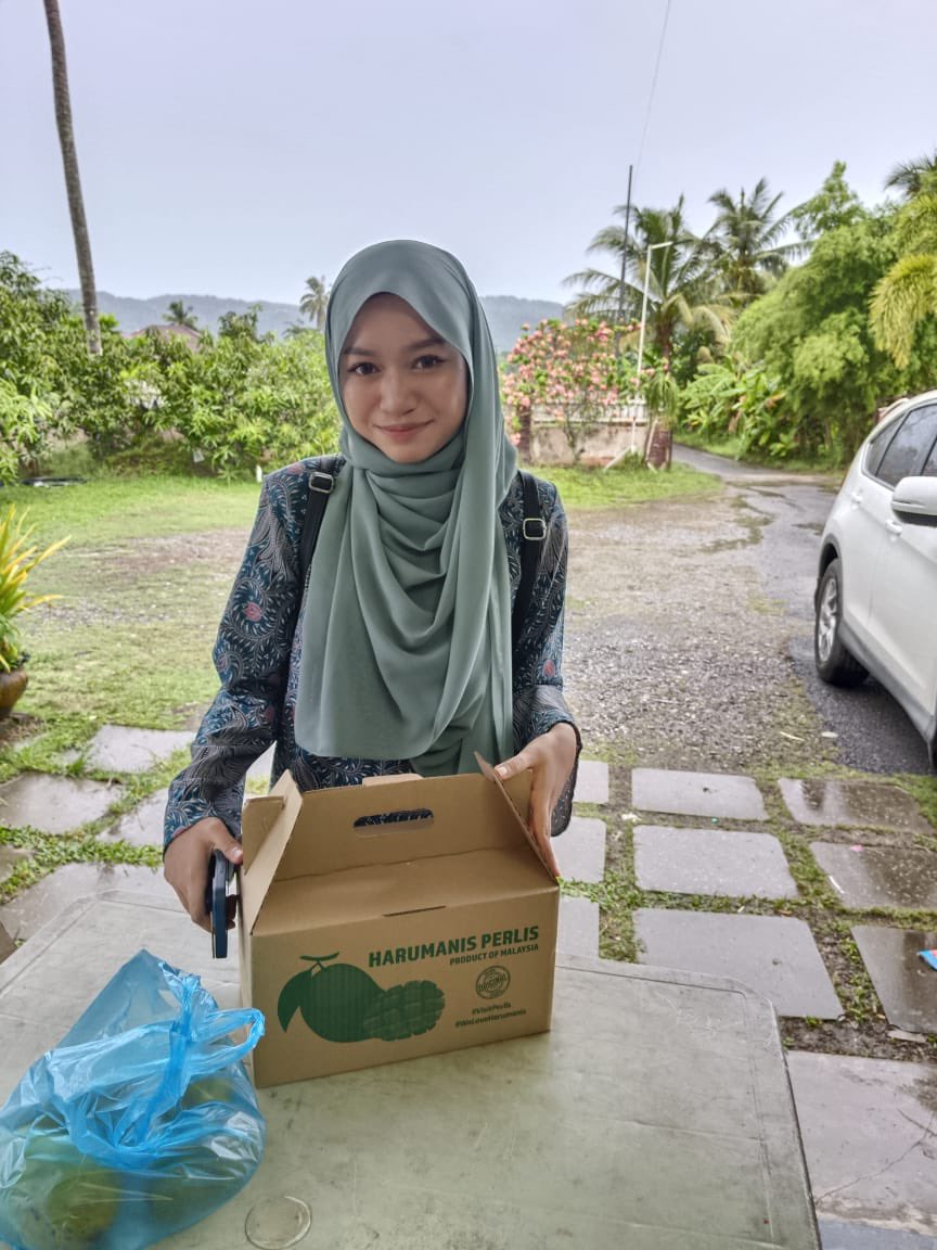 aidil_akmal97's tweet image. Tadi ada customer ni mai rumah pickup Harum Manis, lepastu mama abah cakap cantik, setuju kalau nak buat menantu.
Depa siap minta tangkap gambar dalam kereta lah risau
Mohon tolong cari sampai jumpa 😂