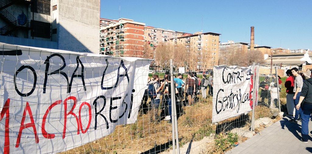 ObservatoriP9's tweet photo. 🏨 Residències d'estudiants a PREU DE LUXE! 
💸1.800€ al mes per habitació.

A #Poblenou hem passat de 997 places a 4.056 en  3 anys 😡. El barri esdevé una destinació guai 🏭 per estudiants amb pasta d'arreu 🤑.

Ells paguen els lloguers que nosaltres NO podem pagar!
🧵FIL https://t.co/ngPGt7USwj