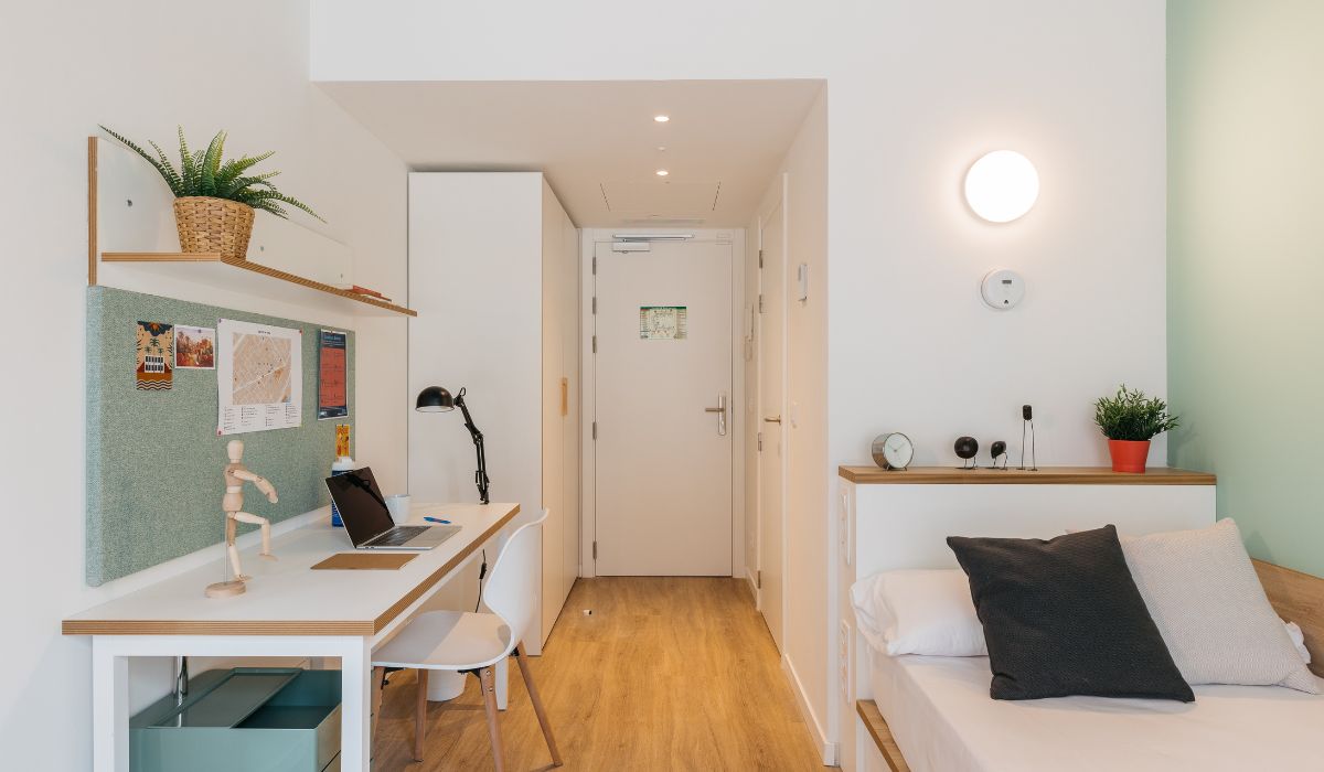 ObservatoriP9's tweet photo. 🏨 Residències d'estudiants a PREU DE LUXE! 
💸1.800€ al mes per habitació.

A #Poblenou hem passat de 997 places a 4.056 en  3 anys 😡. El barri esdevé una destinació guai 🏭 per estudiants amb pasta d'arreu 🤑.

Ells paguen els lloguers que nosaltres NO podem pagar!
🧵FIL https://t.co/ngPGt7USwj