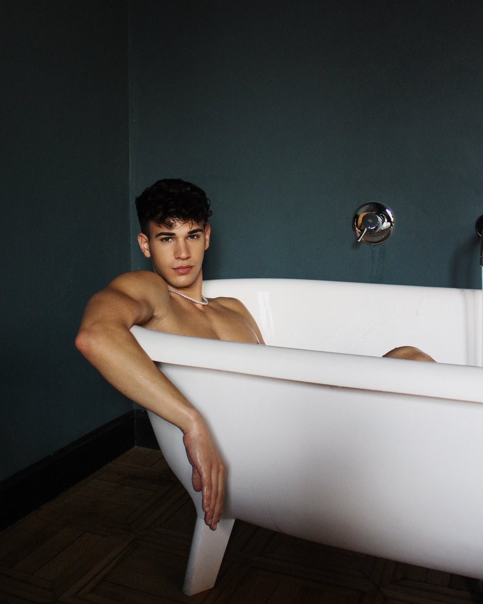 FvHA9A8XgAAZQk3?format=jpg&name=medium