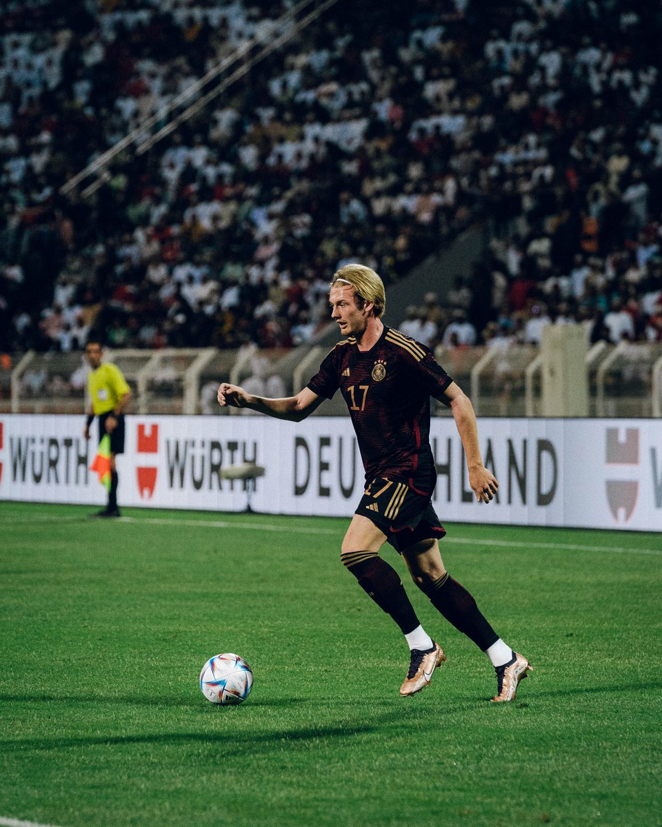 DFB_Team's tweet photo. 2️⃣7️⃣ Happy Birthday, Julian Brandt! 🎉

#HappyBirthday #Brandt #DFBTeam
📸 DFB/Marco Michalzik, Philipp Reinhard https://t.co/wPfJR0JmwW