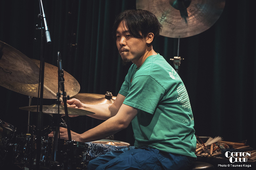 cottonclubjapan's tweet photo. 【LIVE PHOTO】
石若駿、ジェームス・バウワーズ、ベン・ハリソン、メルロウ &amp; マーティ・ホロベック
(2023 4.29 sat.)photo by Tsuneo Koga 

MEMBER
#石若駿 (ds)
#JamesBowers (p)
#BenHarrison (tp)
#Melraw (sax)
#MartyHoloubek (b)

写真はコチラから！  https://t.co/EigfAMiLsE https://t.co/BuVBfvbQof