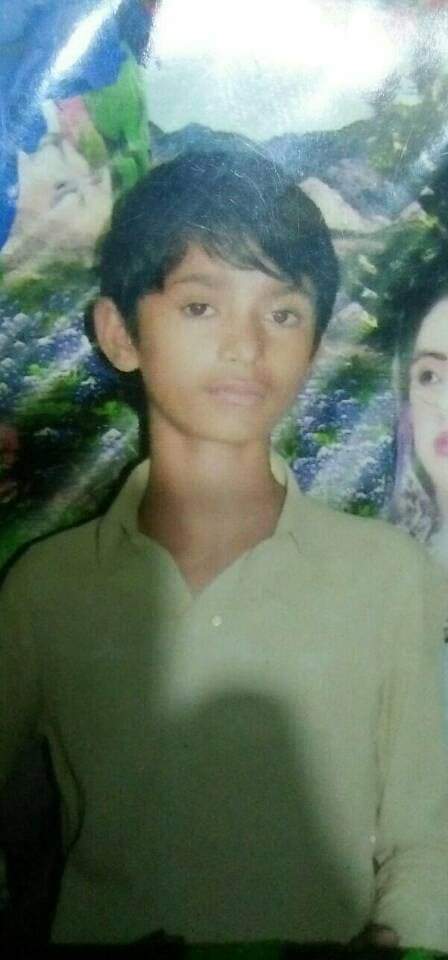 ahmed_Code26's tweet photo. ٽنڊوالھيار تاج پور جي علائقي مان ڇھين ڪلاس جي شاگرد نريش ڀيل جو لاش ڪيلي جي باغ مان ھٿ نريش ھڪ ڏينھن اڳ گم ٿي ويو ھو بي سيڪشن پوليس لاش واري جاء تي پھچي وئي.
@BBhuttoZardari @sindhpolicedmc8 
#SindhPolice #IGSindh #juaticeforall @JunejoAsma1 @Nusra_nizamani https://t.co/owRVOCtpAM