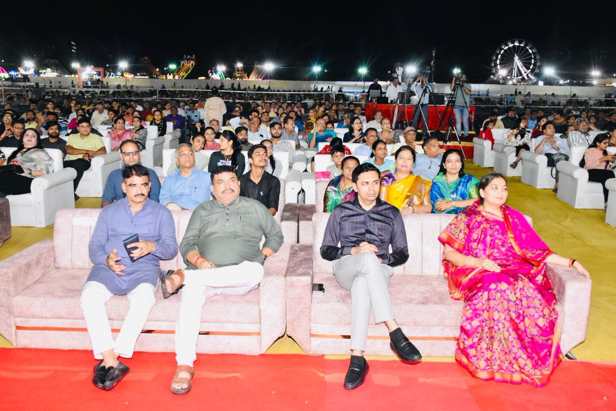 "એક સાંજ... ગરવી ગુજરાતને નામ !"

૧ મે એટલે કે ગરવી ગુજરાતનો સ્થાપના દિવસ નિમિત્તે રાજકોટ ખાતે રાજકોટ મહાનગરપાલિકા દ્વારા આયોજિત "સૂરીલી શામ સંગીત સંધ્યા" માં ઉપસ્થિત રહીને સુમધુર ગીતો માણ્યા.