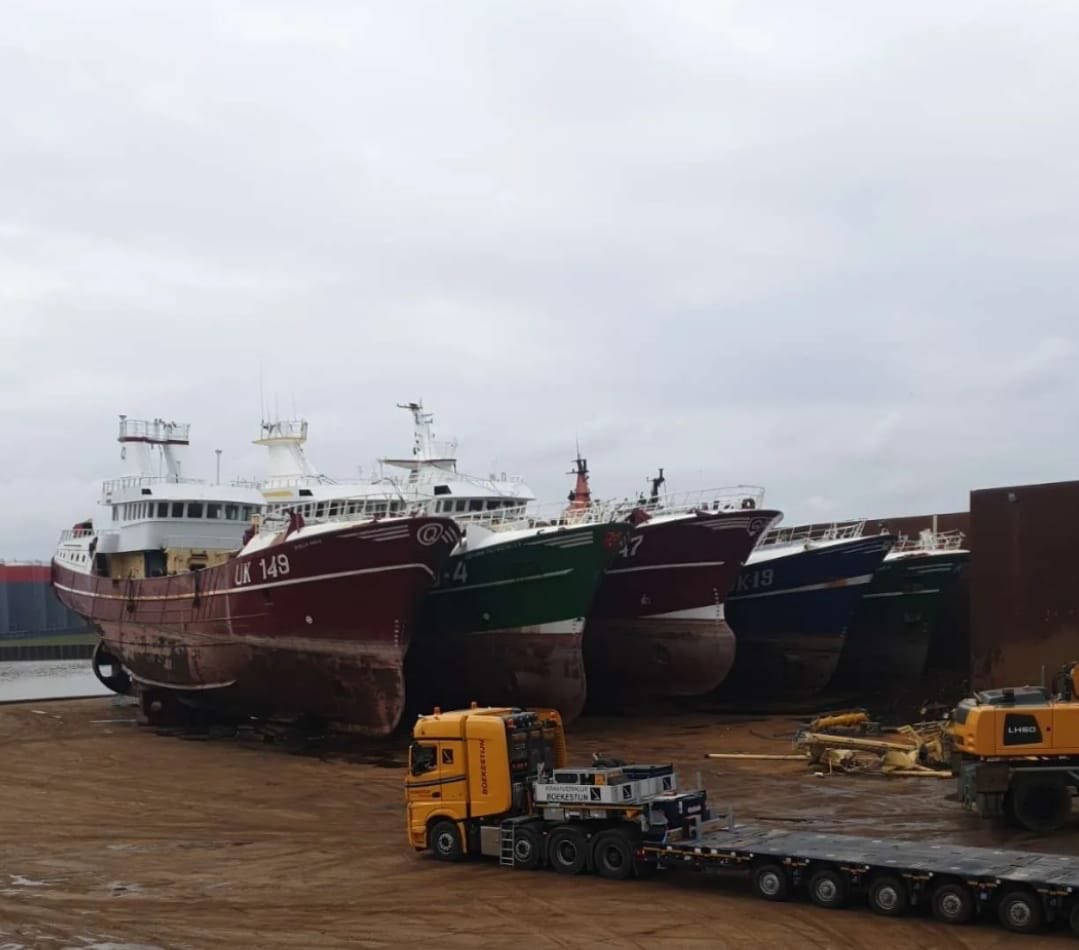 60-70% van onze trotse Noordzee vloot wordt gesloopt . Een emotioneel besluit om te saneren . Eigenaren die hoerendol worden van regelgeving . Dit is ons Nederland : WEL REGELS - GEEN PEGELS