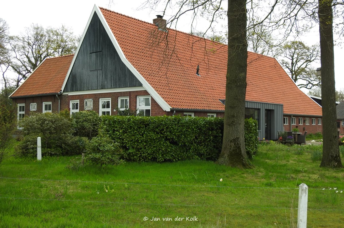 BekiekTwente's tweet photo. De altijd prachtige Wissinks Möl en de tegenovergelegen boerderij met twee bijzonder mooie gevelstenen. #Usselo #Ossel
https://t.co/tJC9Wm9Jbg
#Enschede #Twente #BekiekTwente https://t.co/KKjvI2K2IP