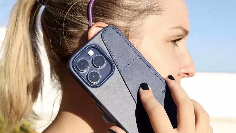 Mac4ever's tweet photo. Les housses iPhone en cuir MagSafe et porte-carte de Mujjo en promo pour les #FrenchDays
https://t.co/AzCEffrPih
#Mac4Ever #Mujjo https://t.co/FK9QQ6czWQ