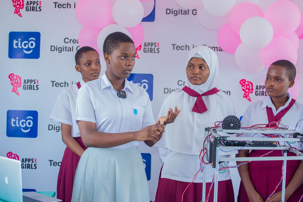 YasTanzania_'s tweet photo. @appsandgirls Tuliweza wakusanya wanafunzi 50+ kutoka shule mbalimbali za sekondari Dsm waweze kushiriki katika kujenga mawazo na uundaji wa programu za simu (Mobile Apps) pamoja na roboti ili kutatua changamoto mbalimbali katika jamii zetu
#techisfemale
#letsacttogether
#letsgrowtogether https://t.co/7CGcnTL1HW