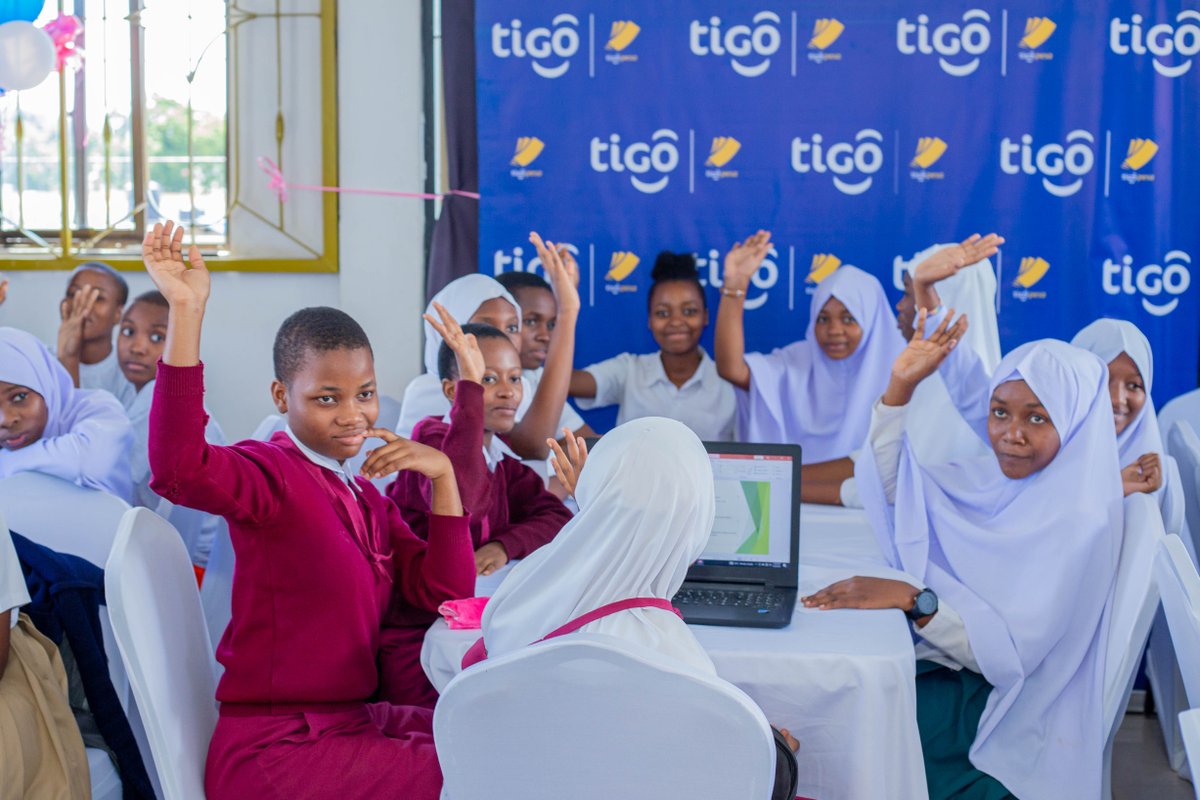 YasTanzania_'s tweet photo. @appsandgirls Tuliweza wakusanya wanafunzi 50+ kutoka shule mbalimbali za sekondari Dsm waweze kushiriki katika kujenga mawazo na uundaji wa programu za simu (Mobile Apps) pamoja na roboti ili kutatua changamoto mbalimbali katika jamii zetu
#techisfemale
#letsacttogether
#letsgrowtogether https://t.co/7CGcnTL1HW