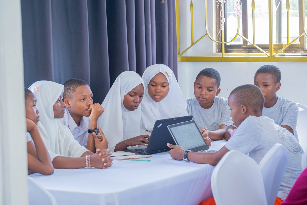 YasTanzania_'s tweet photo. @appsandgirls Tuliweza wakusanya wanafunzi 50+ kutoka shule mbalimbali za sekondari Dsm waweze kushiriki katika kujenga mawazo na uundaji wa programu za simu (Mobile Apps) pamoja na roboti ili kutatua changamoto mbalimbali katika jamii zetu
#techisfemale
#letsacttogether
#letsgrowtogether https://t.co/7CGcnTL1HW