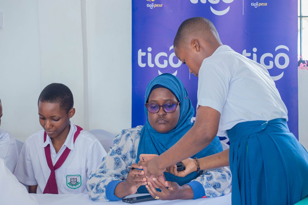 YasTanzania_'s tweet photo. @appsandgirls Tuliweza wakusanya wanafunzi 50+ kutoka shule mbalimbali za sekondari Dsm waweze kushiriki katika kujenga mawazo na uundaji wa programu za simu (Mobile Apps) pamoja na roboti ili kutatua changamoto mbalimbali katika jamii zetu
#techisfemale
#letsacttogether
#letsgrowtogether https://t.co/7CGcnTL1HW