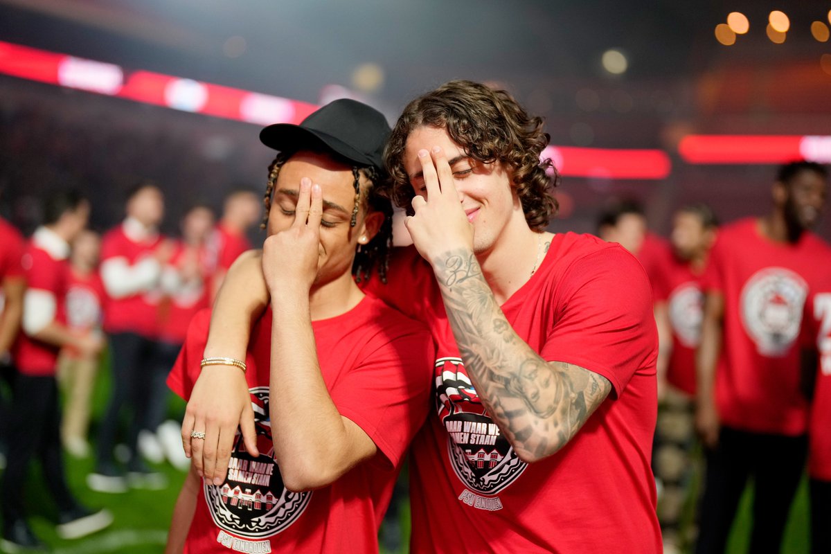 "Terwijl de dennenappel met de selectie mee naar huis reed, heb ik mijn hart vol geluk meegenomen naar Eindhoven"

S04E35: De Drommelse Engelbewaarder

Spotify: bit.ly/3p30kDb
Apple Podcasts: bit.ly/44mgnwo