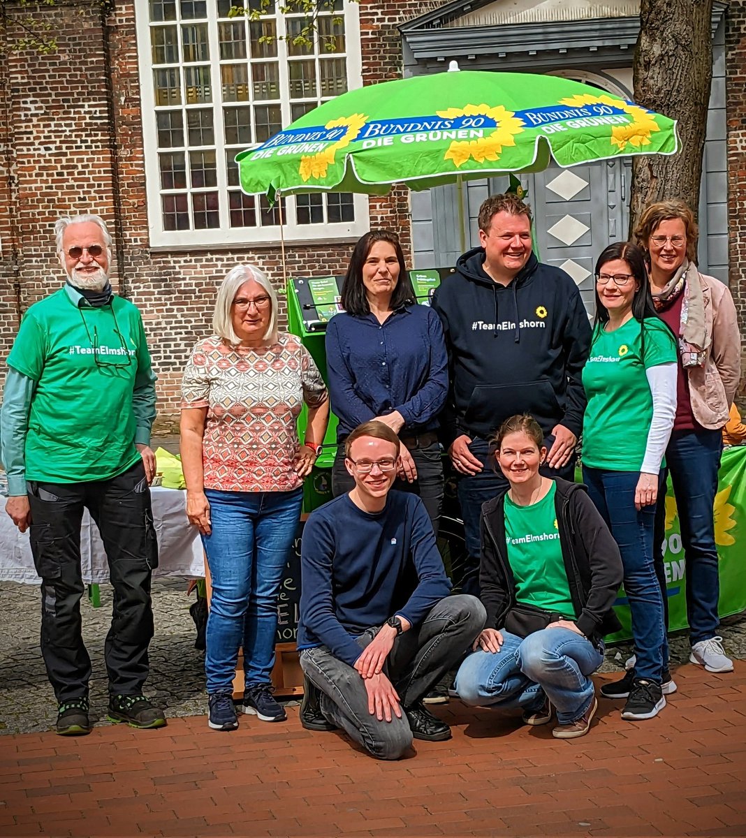 Gruene_Elmshorn's tweet photo. #TeamElmshorn - Schönes Wetter auf dem Markt am 1. Mai. Dennoch merkt man, dass für die Rechte der Arbeitnehmer*innen immer wieder gekämpft werden muss. Gerade jetzt zeigt sich, wie wichtig die Stimme der Gewerkschaften für die Beschäftigten ist.

#elmshorn #elmshorncity #1Mai https://t.co/YvZpS0sDvY
