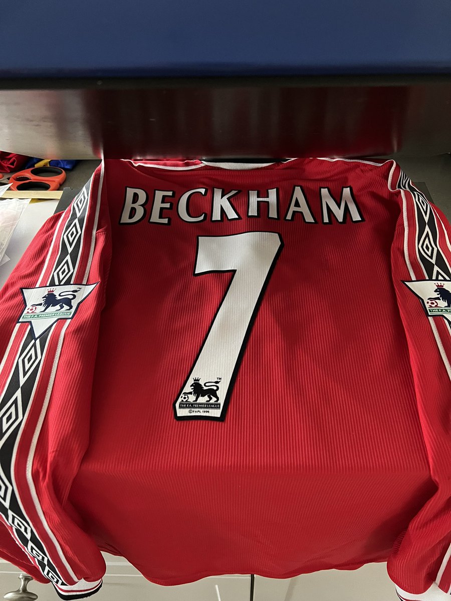CES_shirts's tweet photo. 🚨NEW PRINT CLAXON🚨
⚽️ 7 DAVID BECKHAM 🏴
📆 Manchester United - Home - 1998/1999 📸
DB x L/S = ❤️
🎈HAPPY BIRTHDAY!🎈
📧enquiries@cesshirts.com
📲Drop a DM here @ CES HQ to discuss all things printing.
➖
➖
#mufc #lextra #premierleague #shirtprinting #ces #futbol https://t.co/kAggJ2qYoV