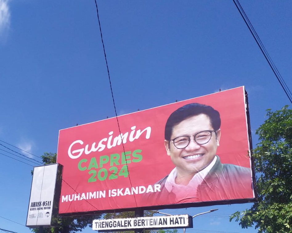 Boleh kok kalian  maki-maki diriku walaupun yang kamu puja-puja belum tentu lebih baik #ea 
Makasih kepada kader yang telah memasang bilboard ini dengan semangat membara,  #appreciated
