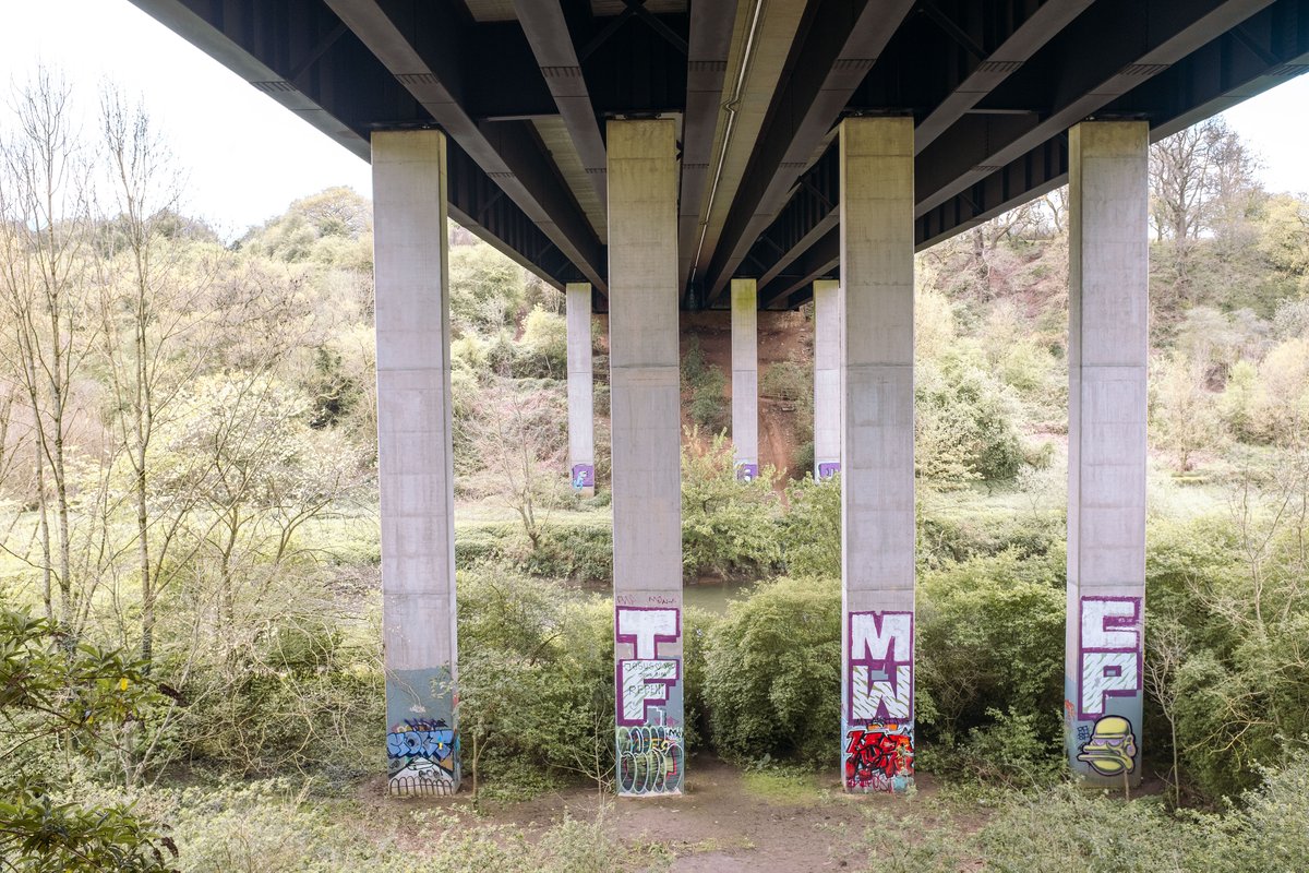 Daily photo: the A4174 Bristol Ring Road crosses the River Avon at Hanham Mill.

chrisguy.photo/single/photo/h…

#photography #concrete #newtopographics #ringroad #river #avon #graffiti #manmade