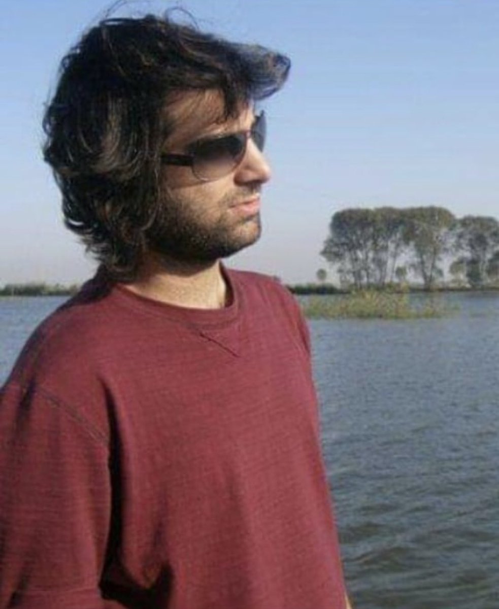 من #امیر_جوادیفر هستم. من کشته شدم. متولد ۲۳ شهریور ۱۳۶۳ در شهر رشت و دانشجوی رشته مدیریت صنعتی دانشگاه آزاد قزوین بودم. در جریان تظاهرات جنبش سبز در ۱۸ تیر ۱۳۸۸ دستگیر و در بازداشتگاه کهریزک تحت شکنجه شدید قرار گرفتم .من روزهای خیلی سختی رو در بازداشتگاه کهریزک سپری کردم وقتی