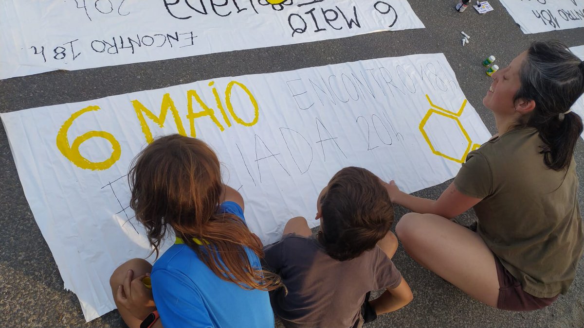 csalvariza's tweet photo. Onte tivemos xornada de traballo para actividade deste 6 de maio, as socias máis pequenas foron as máis creativas! #6maio #foliada #encontro https://t.co/TCyt6qHkQh