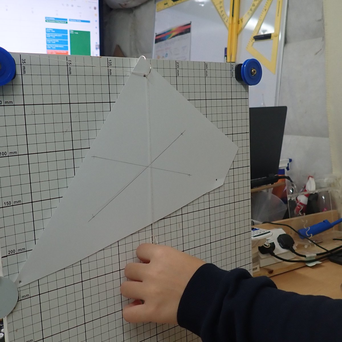 PhilipMRussell1's tweet photo. 🔍 Finding a card's centre of mass: Suspend it with a hook in a small hole, use a plumb bob for balance, & watch it stand on a pencil tip! ⚖️📏✏️ #PhysicsFun #CenterOfMass https://t.co/7tW8OVBy8y