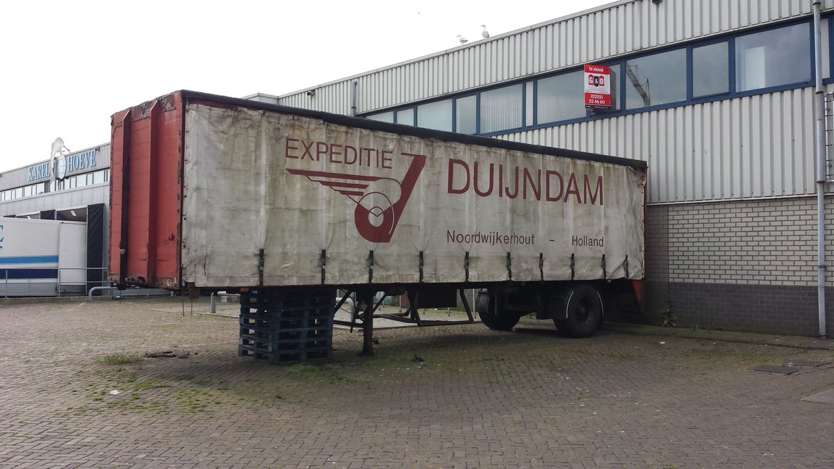 martijnduijndam's tweet photo. #TrailerTuesday met een familierelikwie die zijn laatste dagen sleet als opslag in de haven van IJmuiden. Een #GSMeppel uit 1984. https://t.co/j6whX5DnHx