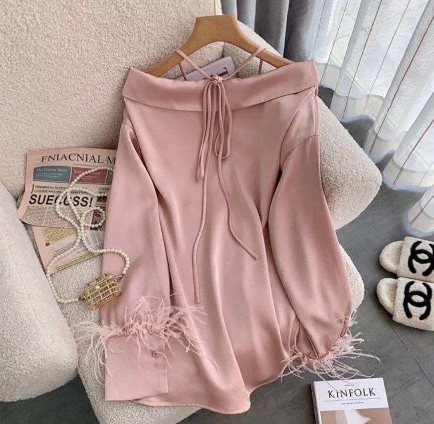 Z*ra V-neck tie-neck shirt
Beautiful, sour, luxurious, very fit
Satin fabric is very soft and smooth.
Cute feather sleeve detail.
Size : 
Bust 101-127 cm 
Length 68 cm 
Arm circumference 55 cm
 
Code : 2703/ B24
IDR : 275k 
#lapakjualan #openpobkk