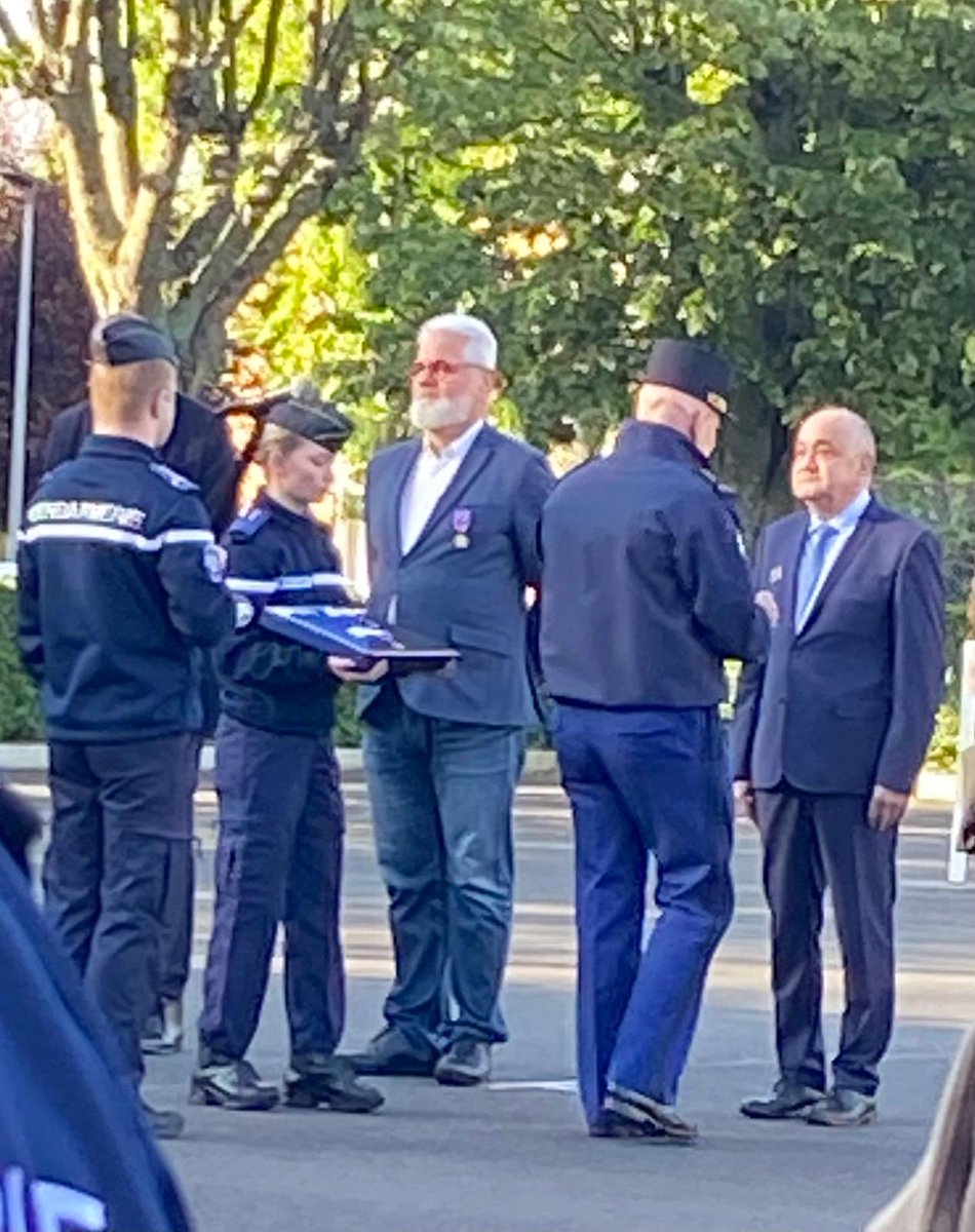 pina_serge's tweet photo. Très honoré de recevoir ce jour en ma qualité de commandant de la réserve citoyenne :  la médaille des réservistes volontaires de Défense et de sécurité intérieure . ⁦@Gendarmerie⁩ https://t.co/P1Qq2U1Uqp
