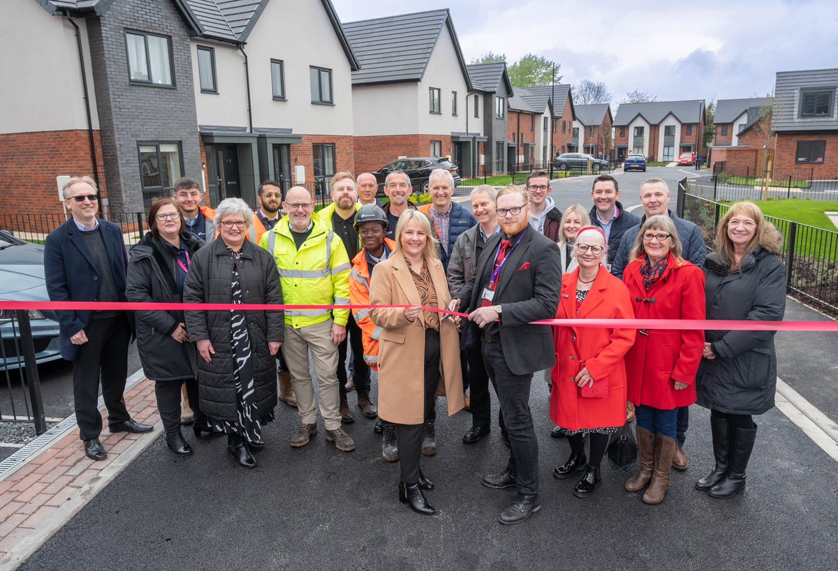 Great to see the new @ongoUK development in Dunscroft, Doncaster being turned into homes by local families last week. 41 new homes for affordable rent to meet housing needs.  And getting a cup of tea and a cupcake really was the icing on the cake! #ukhousing #affordablehomes