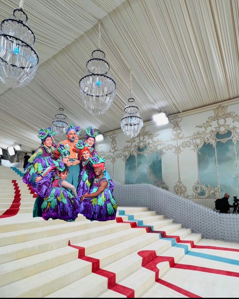 Squidward and his entourage arriving at the #MetGala