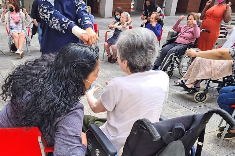 grupo_ssi's tweet photo. Formación en atención sociosanitaria en instituciones - #LanBerri: salida al centro de #Barakaldo
Nuestro alumnado participa en las actividades de gimnasia, en apoyo al equipo terapeuta
📌 Silver Economy Eskola #SEEK #Meatzaldea #Ezkerraldea
@BizkaiaSocial #GrupoSSI #SSILana https://t.co/J9CdbJRNKe