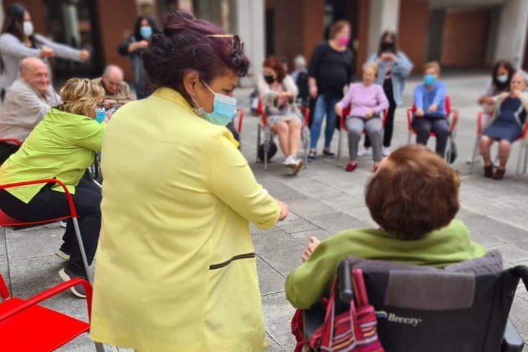 grupo_ssi's tweet photo. Formación en atención sociosanitaria en instituciones - #LanBerri: salida al centro de #Barakaldo
Nuestro alumnado participa en las actividades de gimnasia, en apoyo al equipo terapeuta
📌 Silver Economy Eskola #SEEK #Meatzaldea #Ezkerraldea
@BizkaiaSocial #GrupoSSI #SSILana https://t.co/J9CdbJRNKe