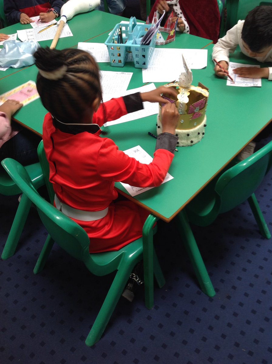 GGAYEAR1's tweet photo. Year 1 are preparing for the coronation. Today we had some royal visitors. https://t.co/nIbpMzpqFC
