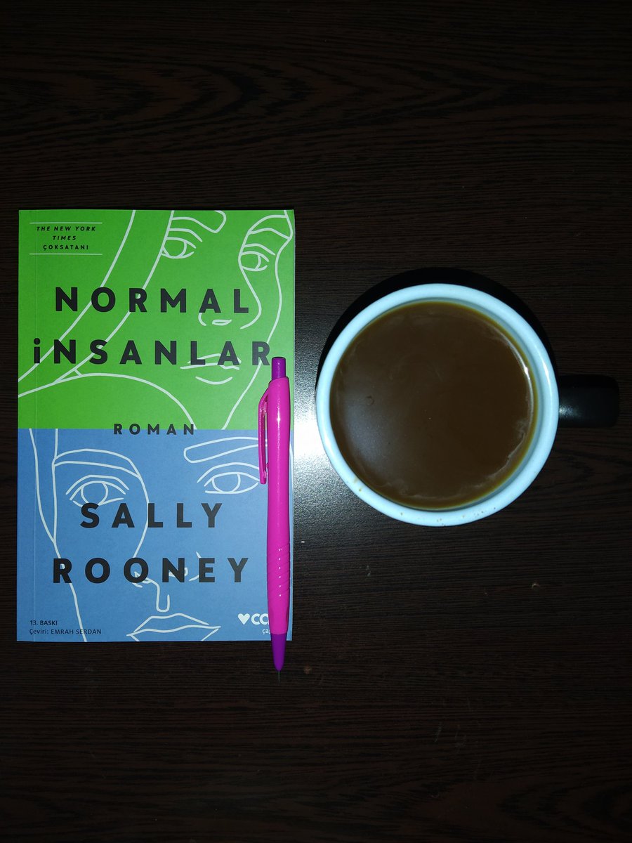 Hiç arkadaşı yok, öğle teneffüsünü roman okuyarak tek başına geçiriyor. Çoğu açık açık nefret ediyor ondan.

#Normalİnsanlar #SallyRooney #KitapveKahve #Kitapseverlertakipleşiyor